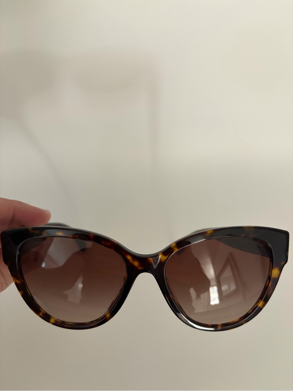 CHANEL Tortoiseshell Cat-Eye Sunglasses with Brown Gradient Lenses CC Logo 5477A